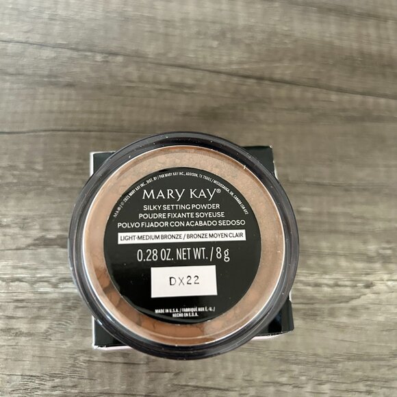 Mary Kay Silky Setting Powder (Light Medium Bronze) - Picture 2 of 3